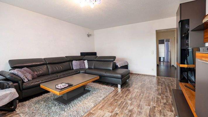 Wohnzimmer mit Balkon