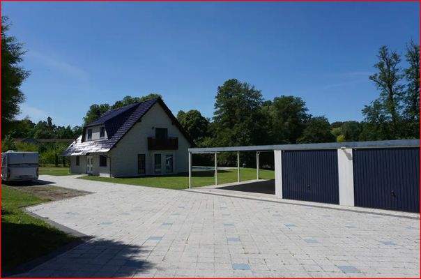 Garagen und Hausansicht