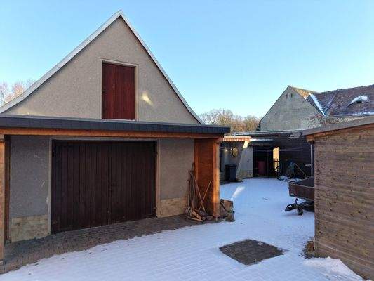 Innenhof mit Garagen