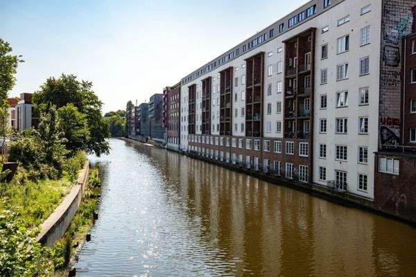 Alter Teichweg 7-9 von der Brahmfelder Brücke aus