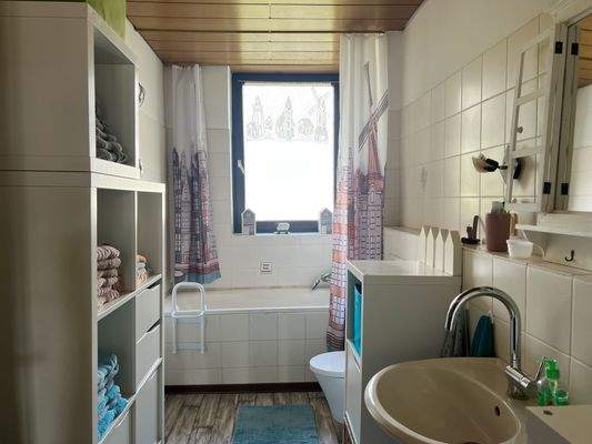 Badezimmer mit 2 Waschbeckenanschl. und BD- Anschl.