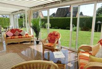 Sonnig und lichtdurchflutet