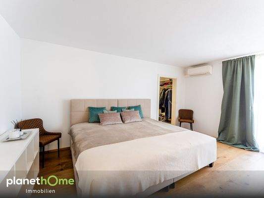 Schlafzimmer mit Ankleideraum