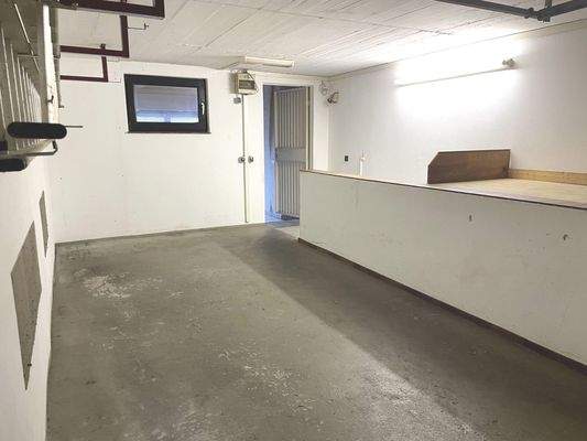 Garage mit Zugang zum Keller sowie zum Hobbyraum