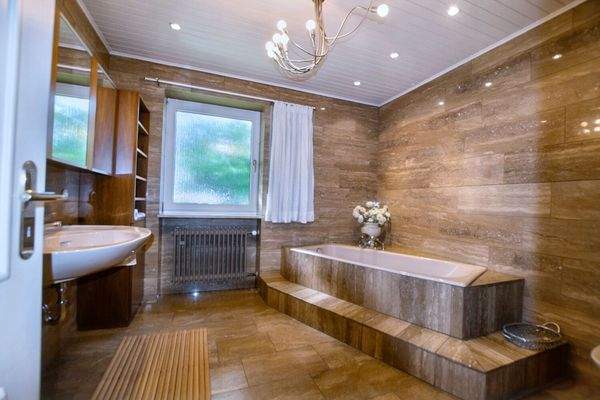 Badezimmer mit Badewanne