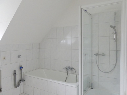 Badezimmer mit Wanne und Dusche