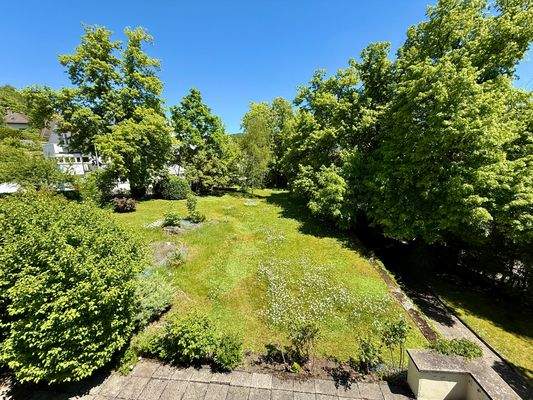 Blick von der Dachterrasse auf das große Grundstück
