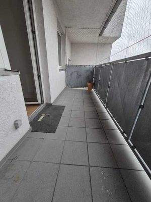 Moderner Balkon mit Geländer