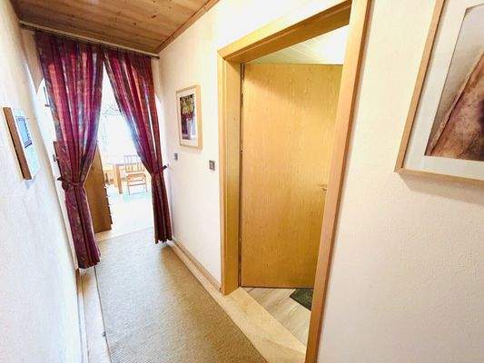 Im Obergeschoss - Ihr Flur gen Badezimmer & Küche