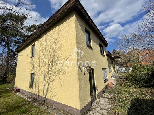 Links könnte die Türe als Zugang zur Einliegerwohnung genutzt werden