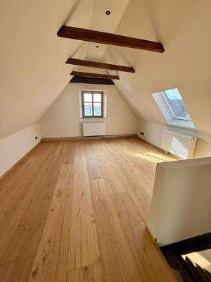 Offenes Zimmer im Spitzboden / Büro / Ankleide