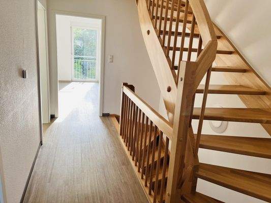 Flur mit Holztreppe ins Dachgeschoss