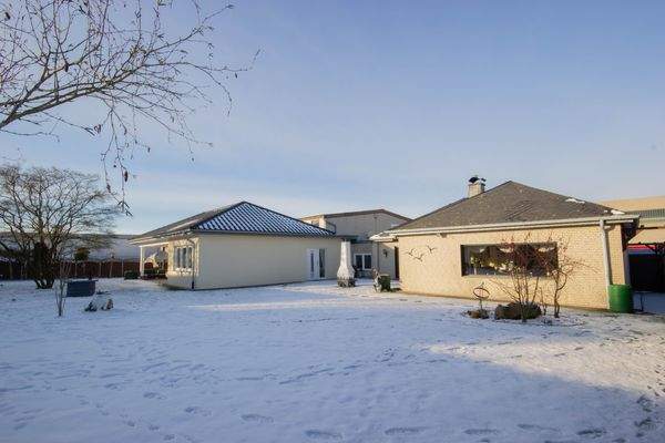 Garten mit Blick auf Wohn- und Bürogebäude