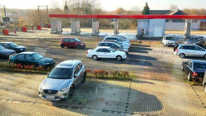 Blick aus dem Büro auf einen Stellplatz