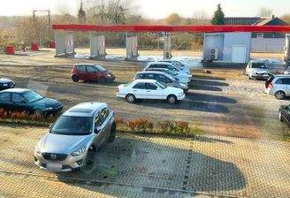 Blick aus dem Büro auf einen Stellplatz