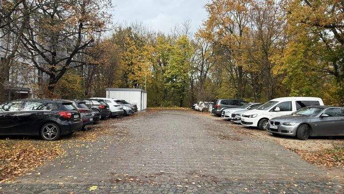 öffentlicher Parkplatz neben dem Gebäude