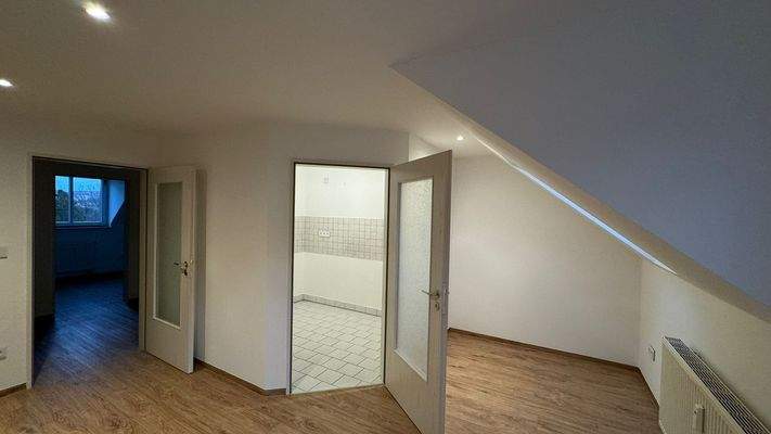 Wohnzimmer Blick auf Küche und Flur.jpg