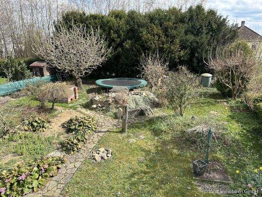 Blick vom Balkon in den Garten