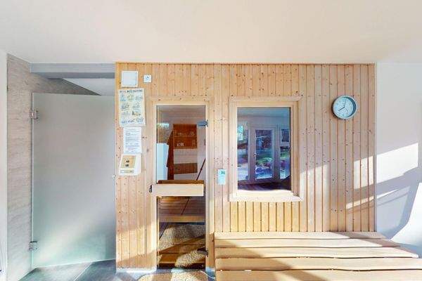 Spa- Bereich mit Sauna und Dusche und WC zur linken