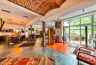 Wohn-Essbereich mit Ausgang in den begrünten Innenhof