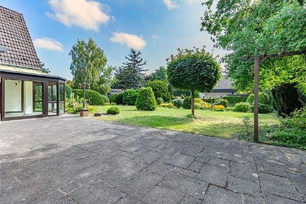 Terrasse mit Blick in den Garten