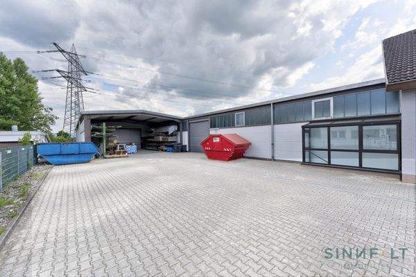 Parkplätze und Eingang Halle aus 1978