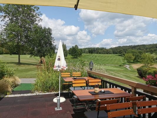 Restaurant-Terrasse/Blick auf Grün 18