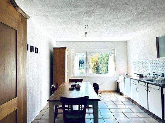 Die geräumige Küche im EG