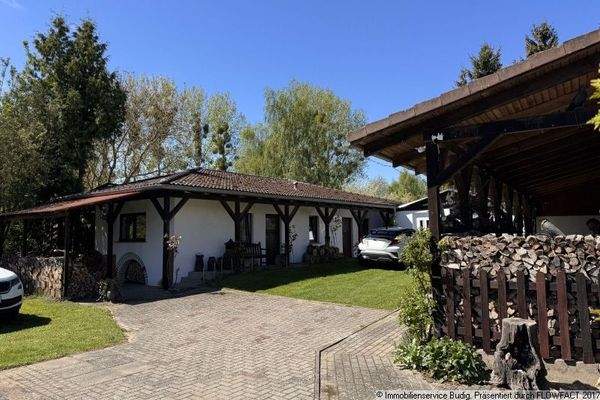 Blick auf das Nebegebäude