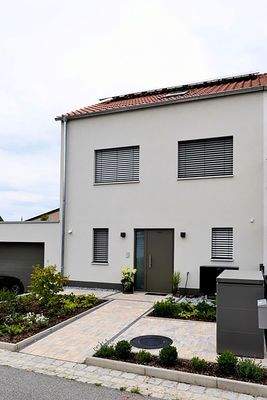 Hausansicht mit Garage