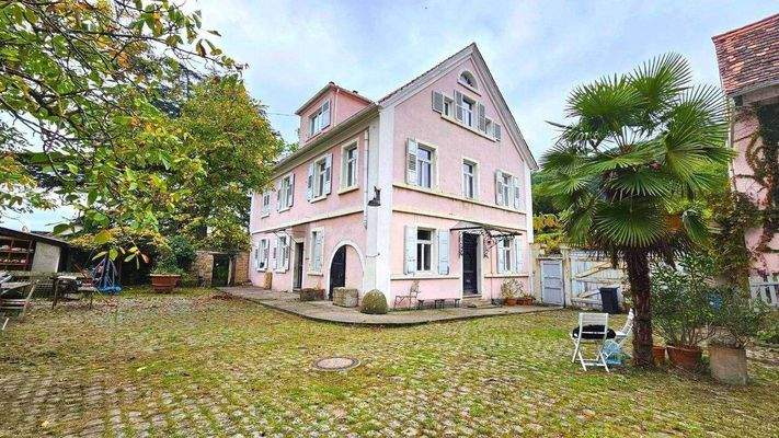 Hofansicht mit Hauptgebäude.jpg