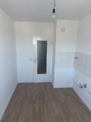 Leere Küche mit Holzboden