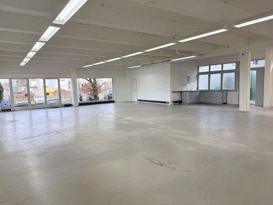 großer Raum mit 2 Eingängen