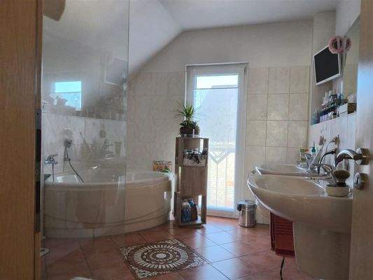 Bad mit Wanne und Dusche 