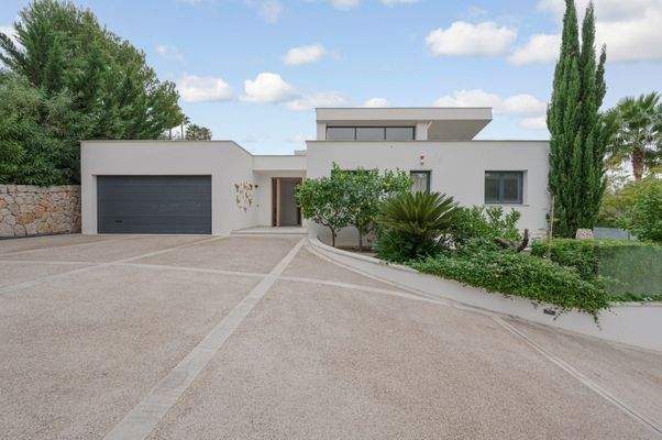 Driveway and exterior view Villa Cala Vinyes