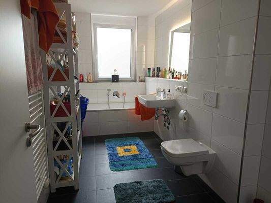 Tageslichtbad mit Wanne