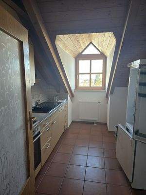 helle Küche mit Fenster