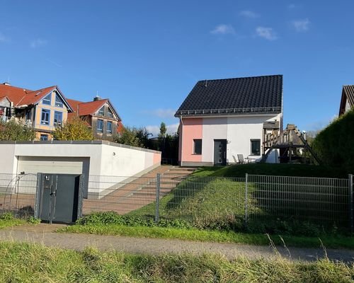 Hausansicht mit Garage