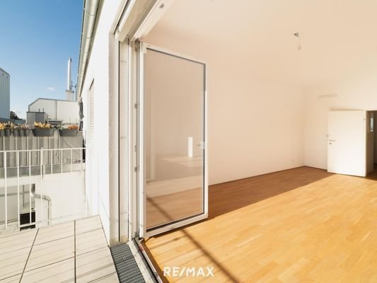 Wohnzimmer mit Zugang zum Balkon