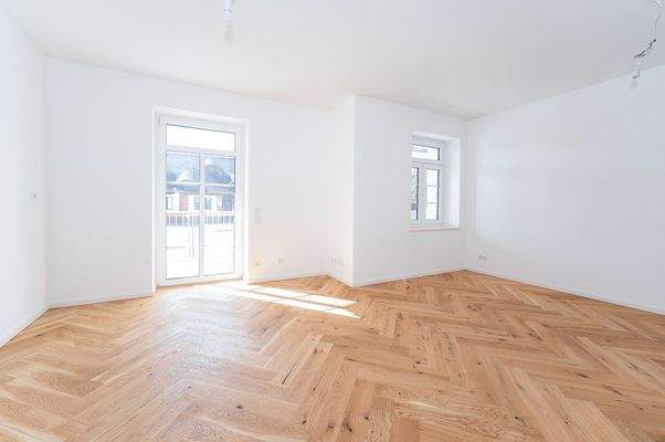 Wohnzimmer mit offener Küche