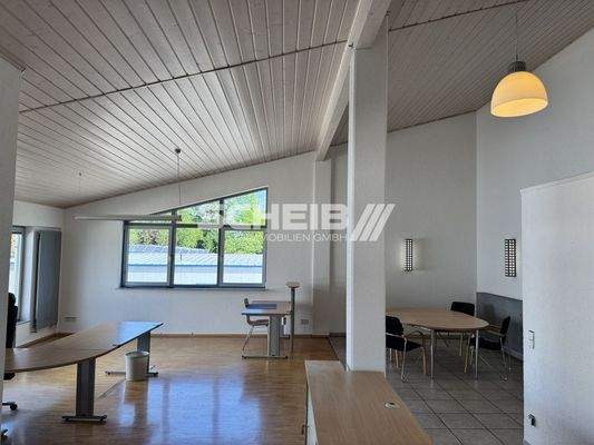 mit Besprechungsplatz