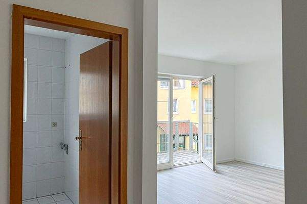 Blick in Wohnzimmer und Badezimmer