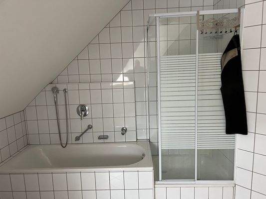Badewanne u. Dusche