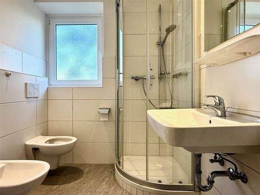 Dusch- und Wannenbad mit Fenster