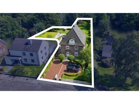 Straßenansicht mit Grundstück