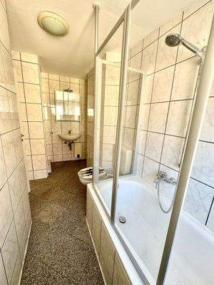 Helles Badezimmer mit Dusche