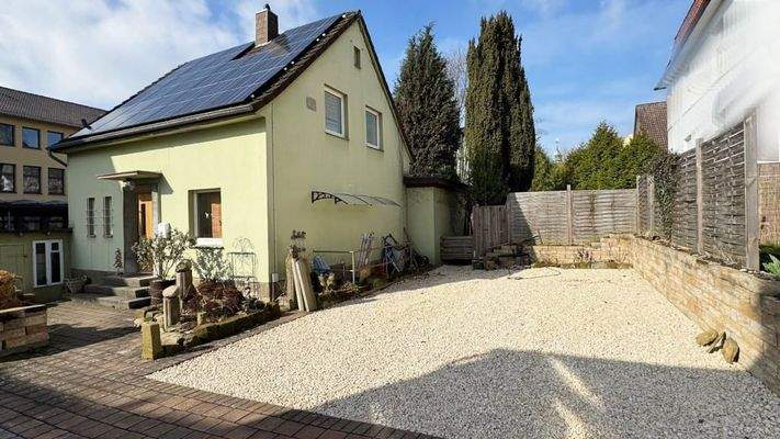 Vorderansicht mit Stellplätzen