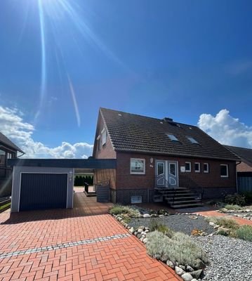 Wohnhaus mit Garage und Carport