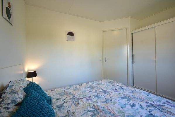 Ferienhaus EuroParcs De Rijp Hauptschlafzimmer Doppelbett 002