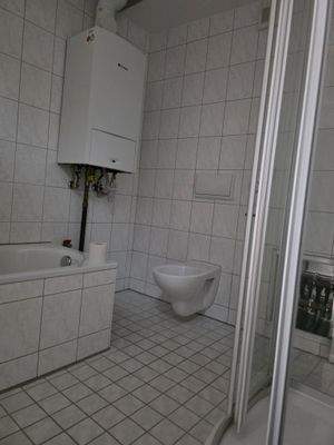 Bad mit Dusche und Wanne